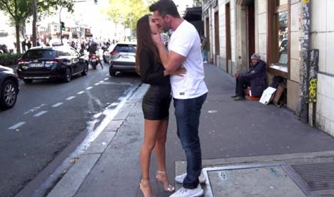 Подцепил русскую туристку-милашку на улице и нежно трахнул дома!