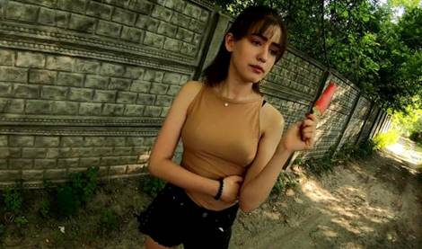 Парень из Саратова увидел горячую красотку на улице, познакомился и предложил потрахаться – дикий трах!