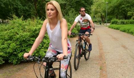 Горячая блондинка подцепила пикапера в парке и сразу затащила домой на дикий секс!