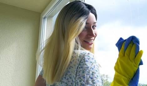 Горячая русская милочка убирает квартиру и страстно трахается с хозяином!