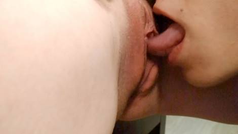 Парень страстно вылизывал сочную киску до мощного сквирта в рот!