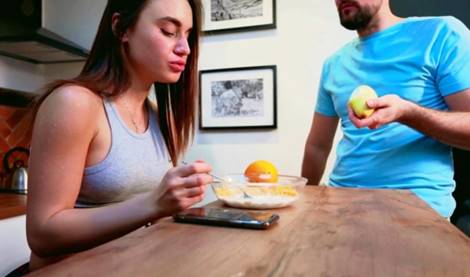 Русская сестренка за завтраком сосет братский член и дает трахнуться – полная развратница!