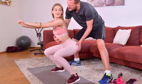 Тренер вместо упражнений жестко трахает вагину сочной красотки в спортзале!