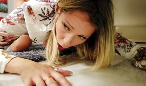 Шаловливая мачеха нарочно застряла под кроватью – пасынок выебал ее в позе раком!