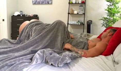 Мачеха тайком отсосала член спящему пасынку и взорвалась от его дикого траха!