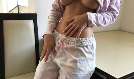 Красотка поссорилась с парнем и яростно мастурбирует нежную письку до оргазма!