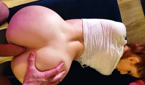 Мужик жестко ебет рыжую жену: то в тугую попку, то в мокрый ротик по очереди!