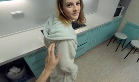 Родители спят! Брат жёстко трахает сестру на кухне ночью – рискованный инцест!