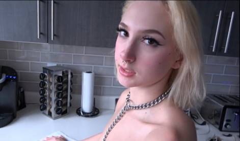 Отчим ежедневно трахает сочную падчерицу, пока жена на работе!