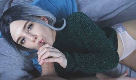 Саратовская молодуха жадно сосет член в домашнем порно на 247Porno!