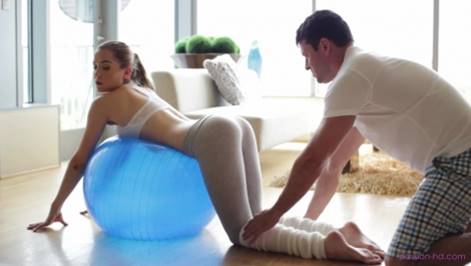 Хрупкая крошка отдалась тренеру на фитнесе: взрывной оргазм без сожалений!