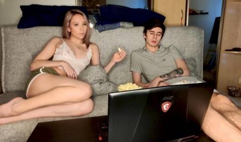 Возбудившаяся от порно русская сестра просит брата выебать её в попку с двойным проникновением!