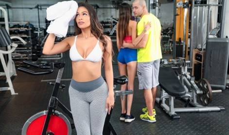 Парень в спортзале трахает сочную аппетитную милфу, изменяя худенькой подруге!