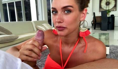 Горячая русская крошка на отдыхе: сочный минет бойфренду от сексуального напряжения!