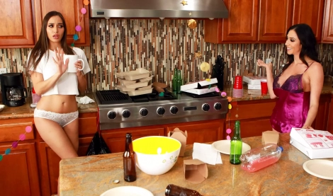 Нежный лесбийский секс на кухне: две секси лесбиянки-красотки в экстазе удовольствия!