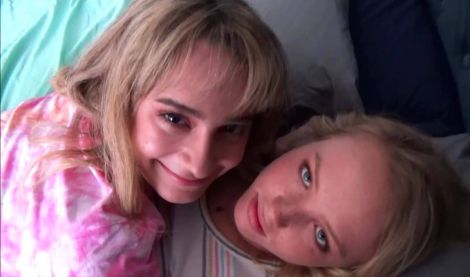 Пока мама на кухне, брат тайком ебёт двух сводных сестёр!