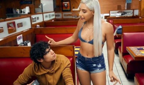 Сисьастая подруга изменяет парню: дикий трах с официантом в туалете кафе!