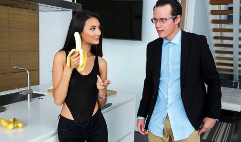 Похотливая сводная сестра дразнит брата: "Трахни меня жестко прямо сейчас!