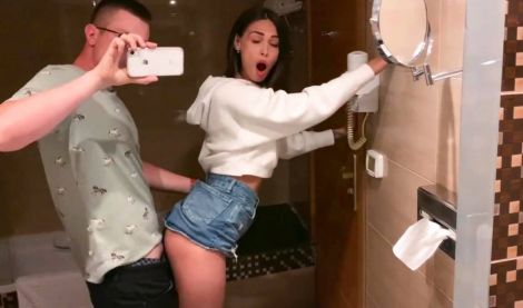 Жестко отодрал русскую красотку в туалете и снял на телефон! Домашка