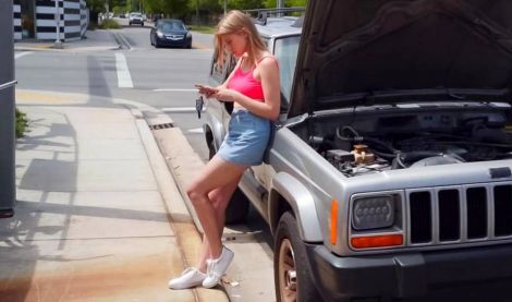 Горячая блондинка сломала тачку: спас и жёстко отодрал милашку до оргазма!