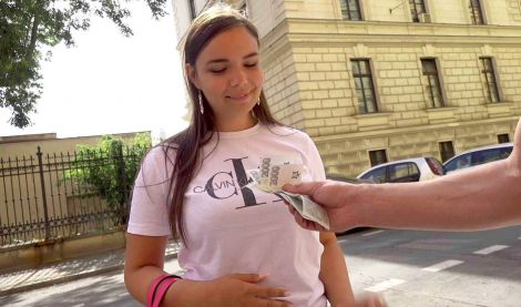 Деньгами соблазнил аппетитную пышечку на шикарный секс и жестко трахнул дома!