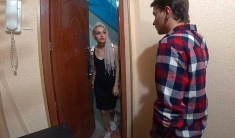 Горячая россиянка в гостях у подруги: муж с огромным стоячим членом отымет её жёстко!