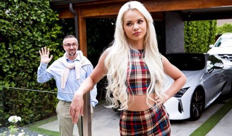 Надоедливый сосед подглядывал за няшкой Эльзой Джин и в итоге чпокнул крошку