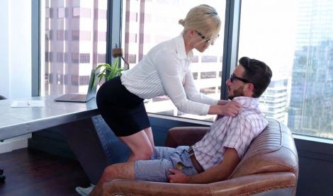 Начальница соблазняет в офисе специалиста по компьютерах