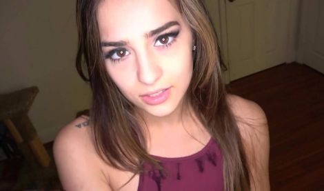 Голодная на еблю девчонка готова на секс даже с собственным братом