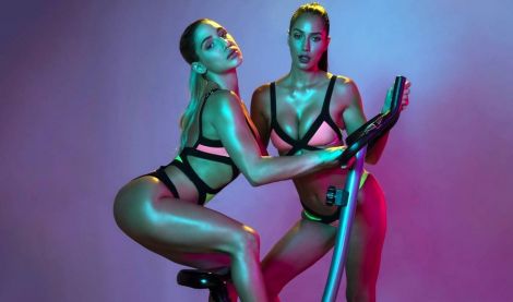 Две лесбиянки в спортзале ни разу не занимаются, а только трахаются друг с дружкой