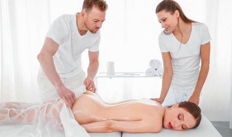 Милашка получила вместо массажа, толстый член в нежную задницу