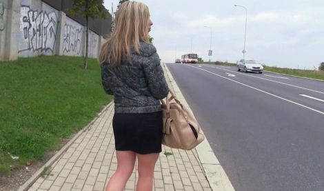 Парень помогает красивой туристке попасть домой и заодно занимается с ней сексом в машине