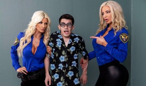 Две грудастые красотки из охраны доминируют над испанским туристом