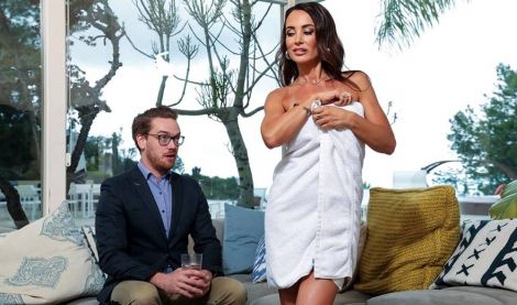 Пока муж на работе, красивая мамочка от души развлекается с молодым соседом