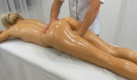 Массажист массирует красивую блондинку и заодно нежно трахает милашку