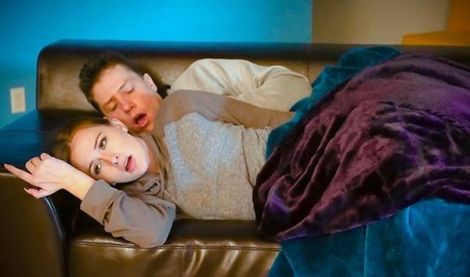 Сестра голой легла возле брата и прижалась киской к его члену