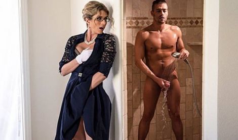 Красивая мачеха подглядывает за пасынком в душе