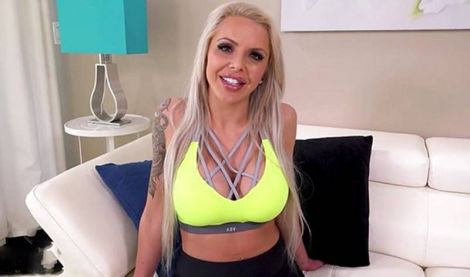 Мамочка сосет член ебыря на улице, а чпокается с ним уже в доме