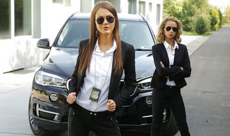 Две крошки вместо задержания, нагло трахаются с подозреваемым