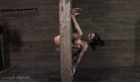 Она просто любит жесткое БДСМ порно и фистинг