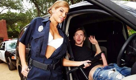 Может парень и нарушил ПДР, но красотка которая его остановила, хотела просто трахаться