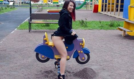 Красивая москвичка снимается в домашнем порно со своим другом на площадке возле жилого дома