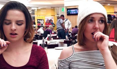 Русские подруги шалят где-то за бугром