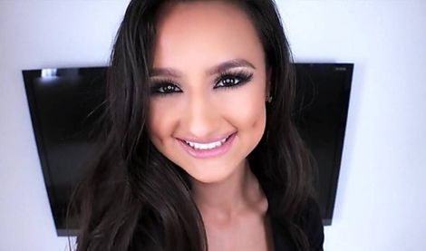 Очень милая девчонка, проходит порно кастинг, и впервые снимается в порно