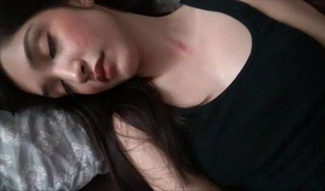 Пока дочка спит, батя трогает ее киску и потом нежно трахает милашку