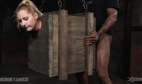 Огромным черным членом рвет белокурую девку в жестком БДСМ порно