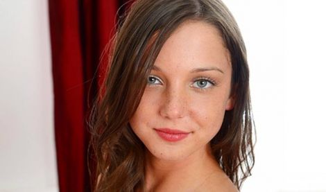 Красотка россиянка ревнует любимого и потому заваливается к нему в красивом белье лишь бы не трахал другую