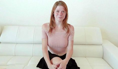 Рыжая девчонка ебет себя резиновым членом на кастинге, от чего агент не выдерживает и тоже ее трахает