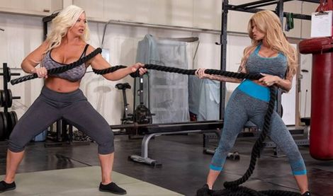 Грудастые шаловливые мамочки, прямо в спортзале, занимаются лесбийским сексом