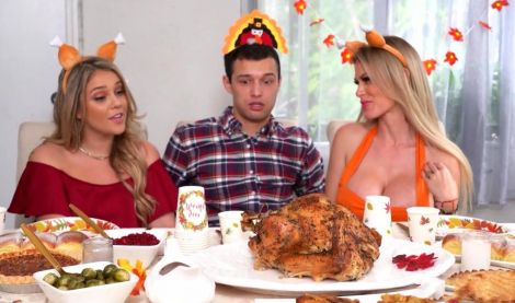 Молодому хлопцу приходится трахать красивую подругу и заодно ее грудастую мачеху